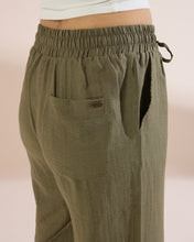 Load image into Gallery viewer, 4221A Loom Slit-Hem Linen Trousers